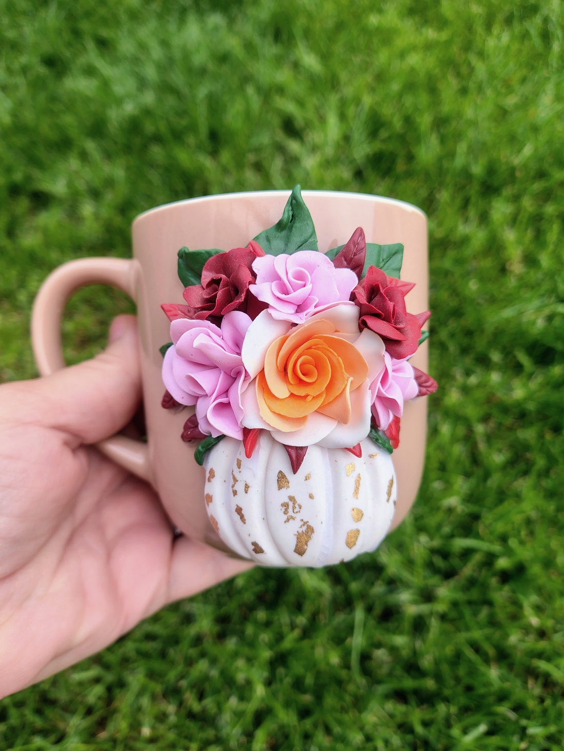 Căniță handmade cu dovleac alb și flori din lut polimeric ,Decor elegant cu foiță aurie - casă & stil de viață - echipamente de bucătărie - accesorii de servire - căni - Artynos.ro