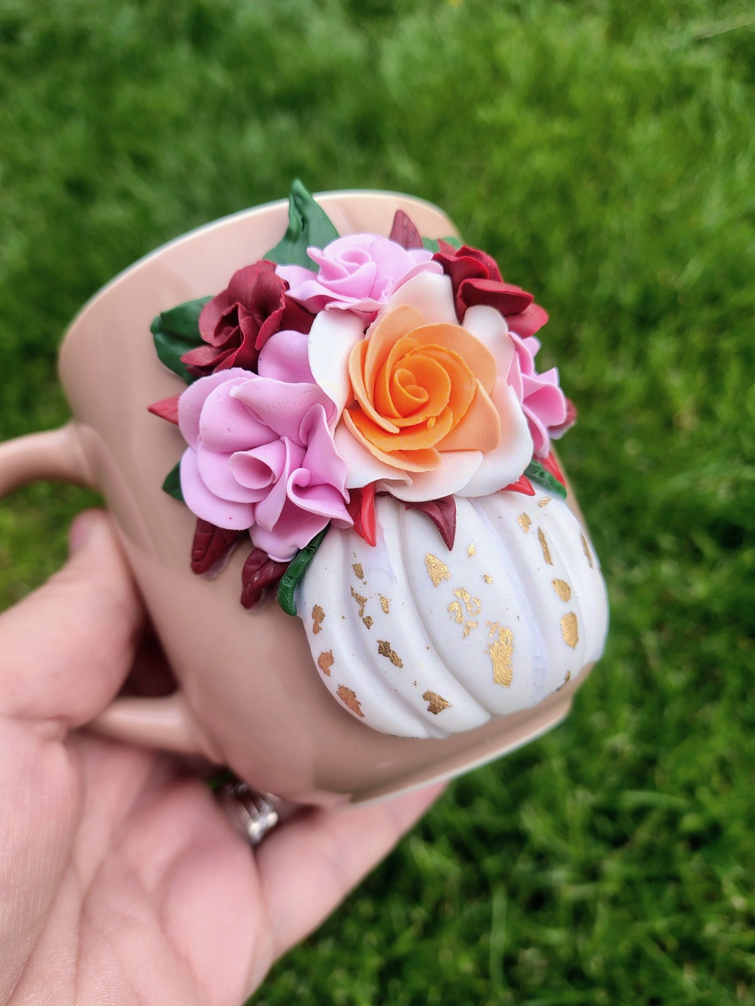Căniță handmade cu dovleac alb și flori din lut polimeric ,Decor elegant cu foiță aurie - casă & stil de viață - echipamente de bucătărie - accesorii de servire - căni - Artynos.ro