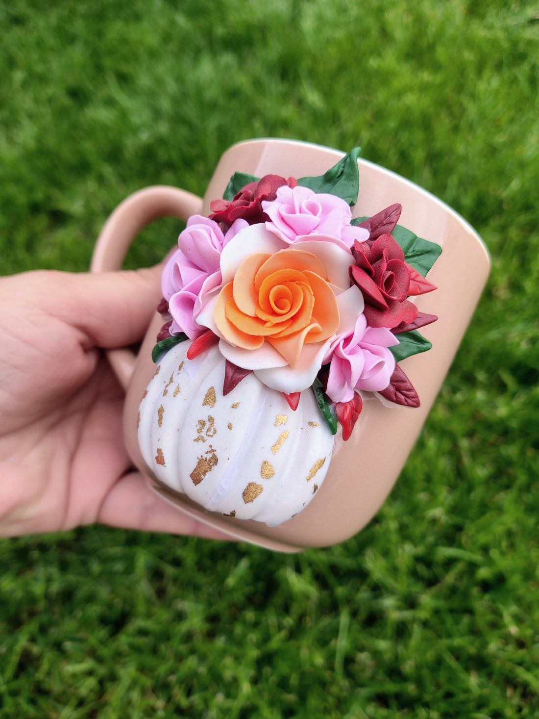 Căniță handmade cu dovleac alb și flori din lut polimeric ,Decor elegant cu foiță aurie - casă & stil de viață - echipamente de bucătărie - accesorii de servire - căni - Artynos.ro