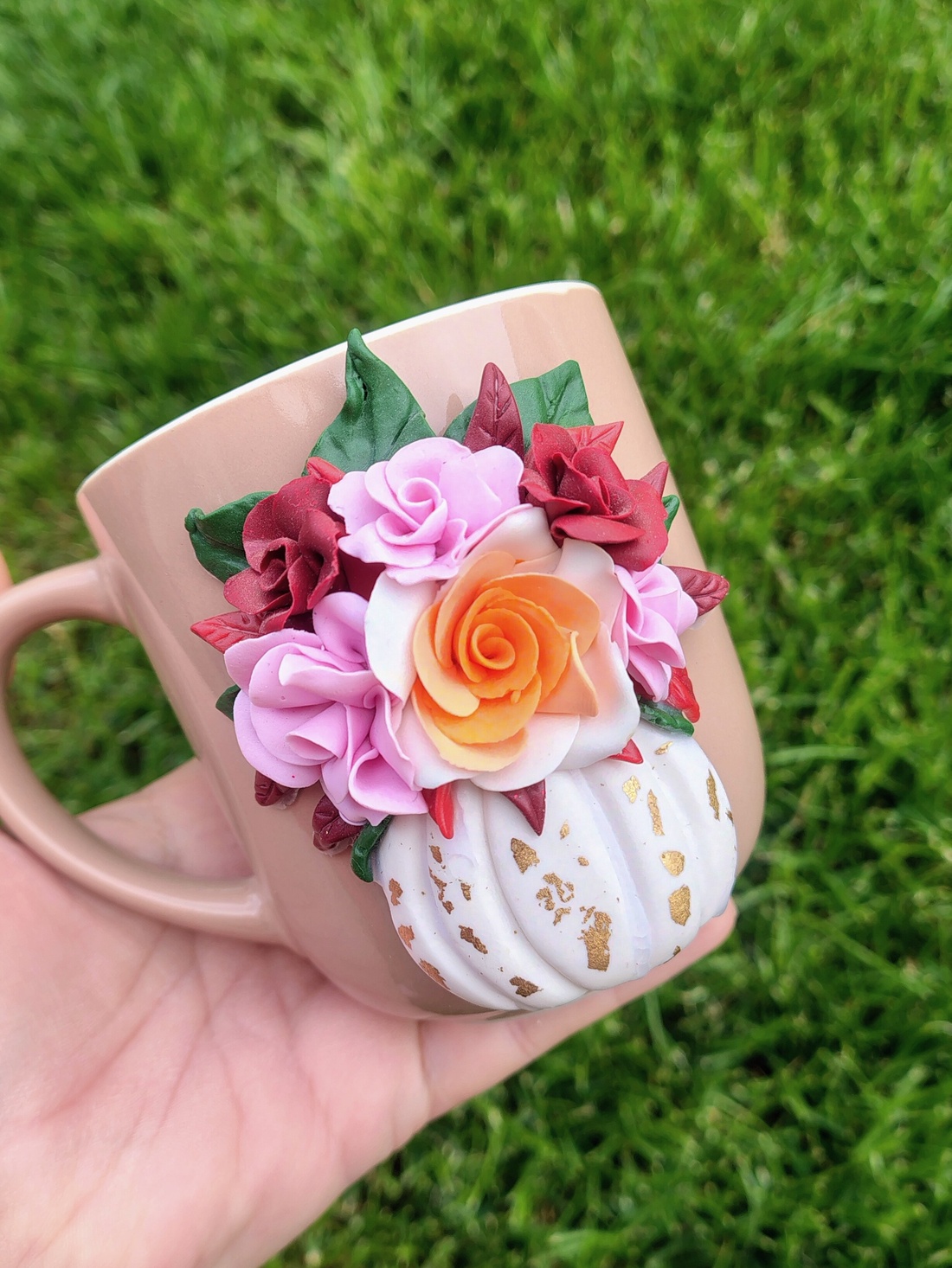 Căniță handmade cu dovleac alb și flori din lut polimeric ,Decor elegant cu foiță aurie - casă & stil de viață - echipamente de bucătărie - accesorii de servire - căni - Artynos.ro