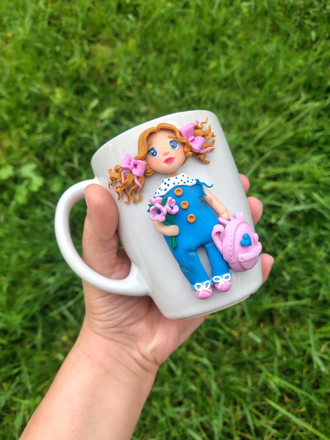 Căniță handmade cu fetiță și ghiozdănel roz, Decor realizat manual din lut polimeric - casă & stil de viață - echipamente de bucătărie - accesorii de servire - căni - Artynos.ro