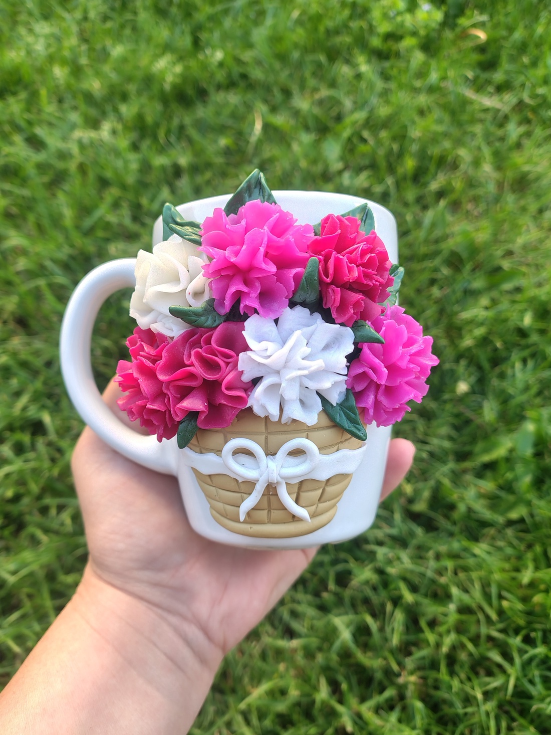 Cană decorată manual cu flori roz și albe din lut polimeric ,Cadou handmade elegant - casă & stil de viață - echipamente de bucătărie - accesorii de servire - căni - Artynos.ro