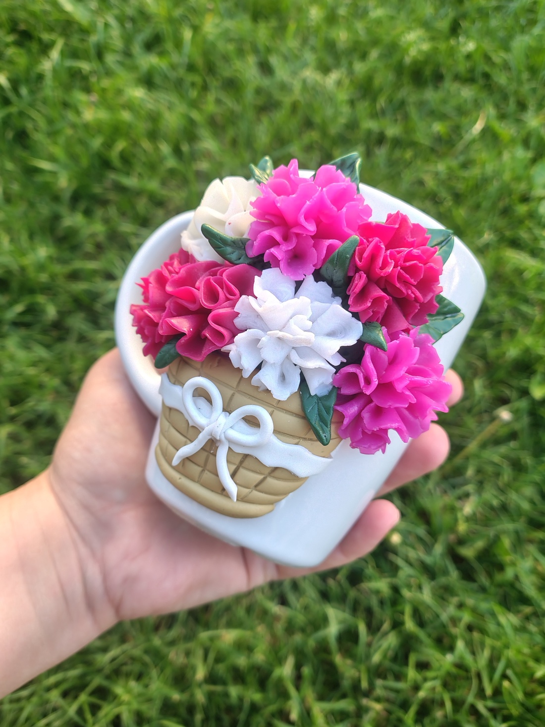 Cană decorată manual cu flori roz și albe din lut polimeric ,Cadou handmade elegant - casă & stil de viață - echipamente de bucătărie - accesorii de servire - căni - Artynos.ro