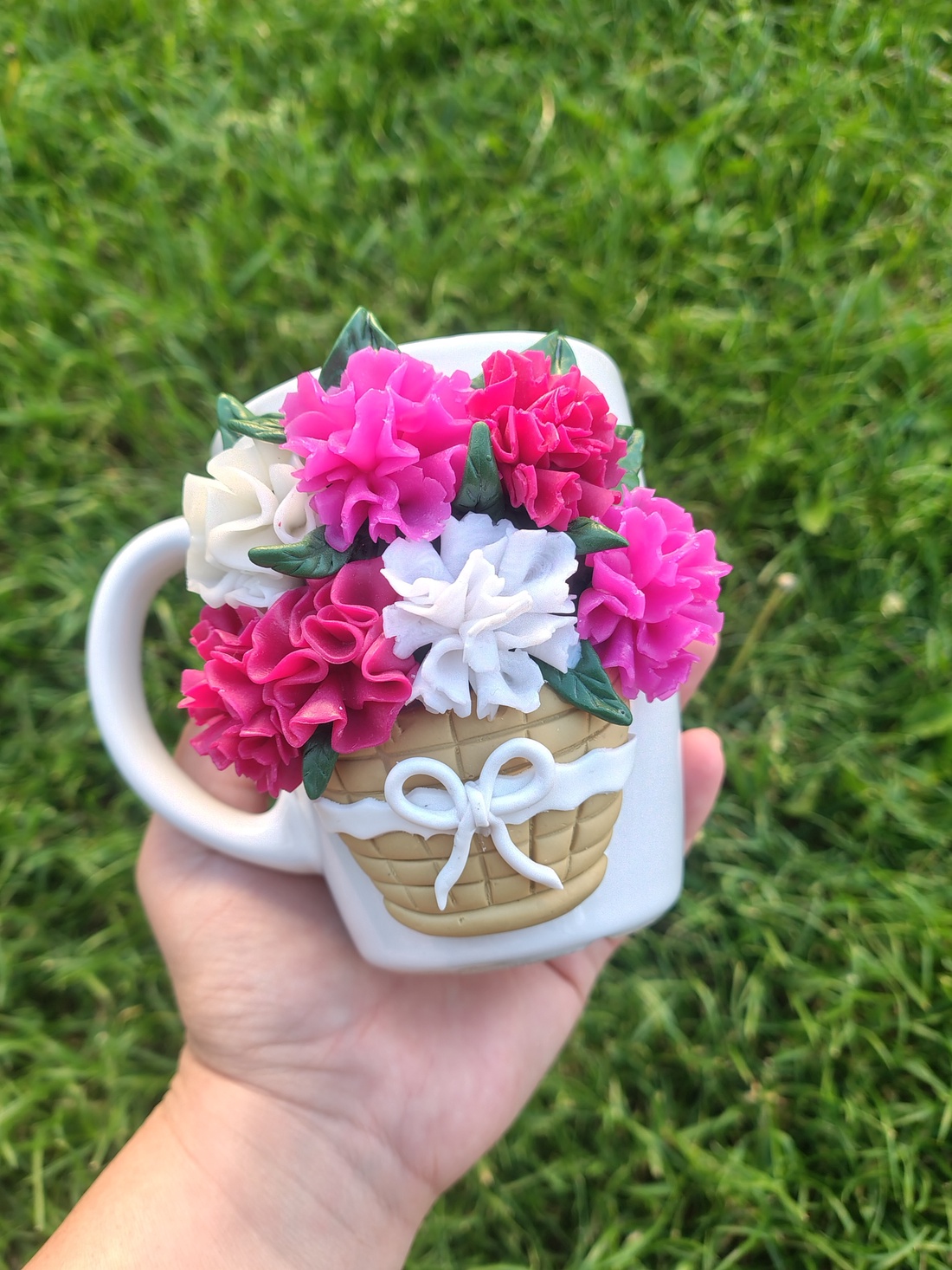 Cană decorată manual cu flori roz și albe din lut polimeric ,Cadou handmade elegant - casă & stil de viață - echipamente de bucătărie - accesorii de servire - căni - Artynos.ro
