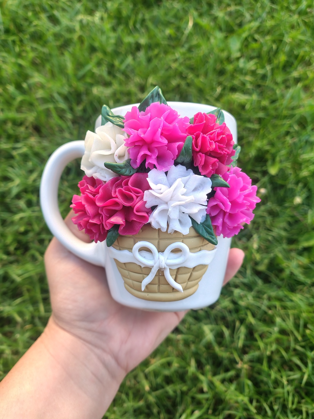 Cană decorată manual cu flori roz și albe din lut polimeric ,Cadou handmade elegant - casă & stil de viață - echipamente de bucătărie - accesorii de servire - căni - Artynos.ro