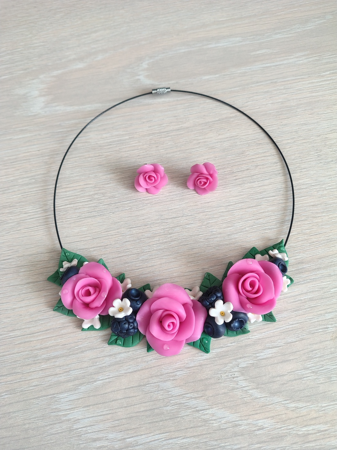Set bijuterii handmade cu trandafiri roz, afine și mure ,Colier floral pe sârmă + cercei din Fimo - bijuterii - seturi de bijuterii - Artynos.ro