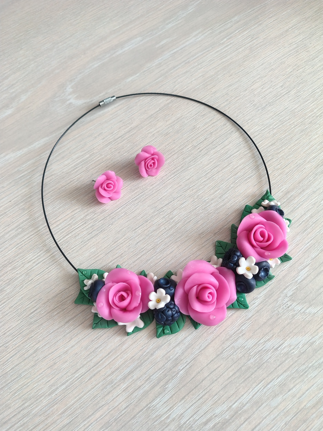 Set bijuterii handmade cu trandafiri roz, afine și mure ,Colier floral pe sârmă + cercei din Fimo - bijuterii - seturi de bijuterii - Artynos.ro