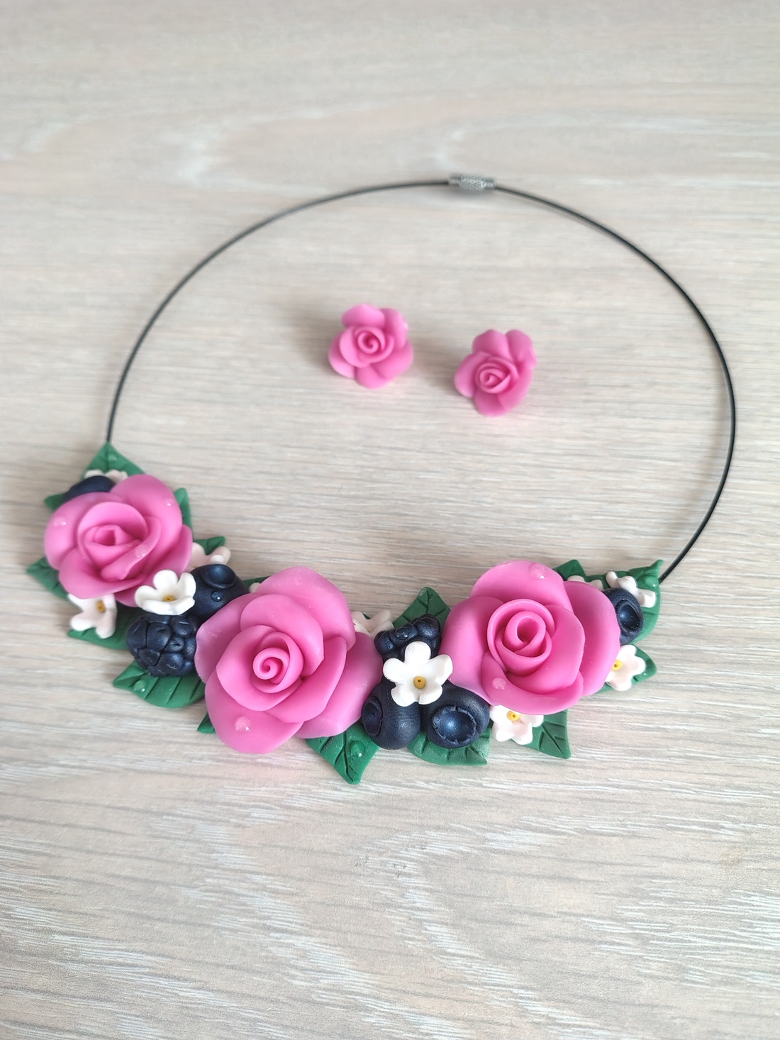 Set bijuterii handmade cu trandafiri roz, afine și mure ,Colier floral pe sârmă + cercei din Fimo - bijuterii - seturi de bijuterii - Artynos.ro
