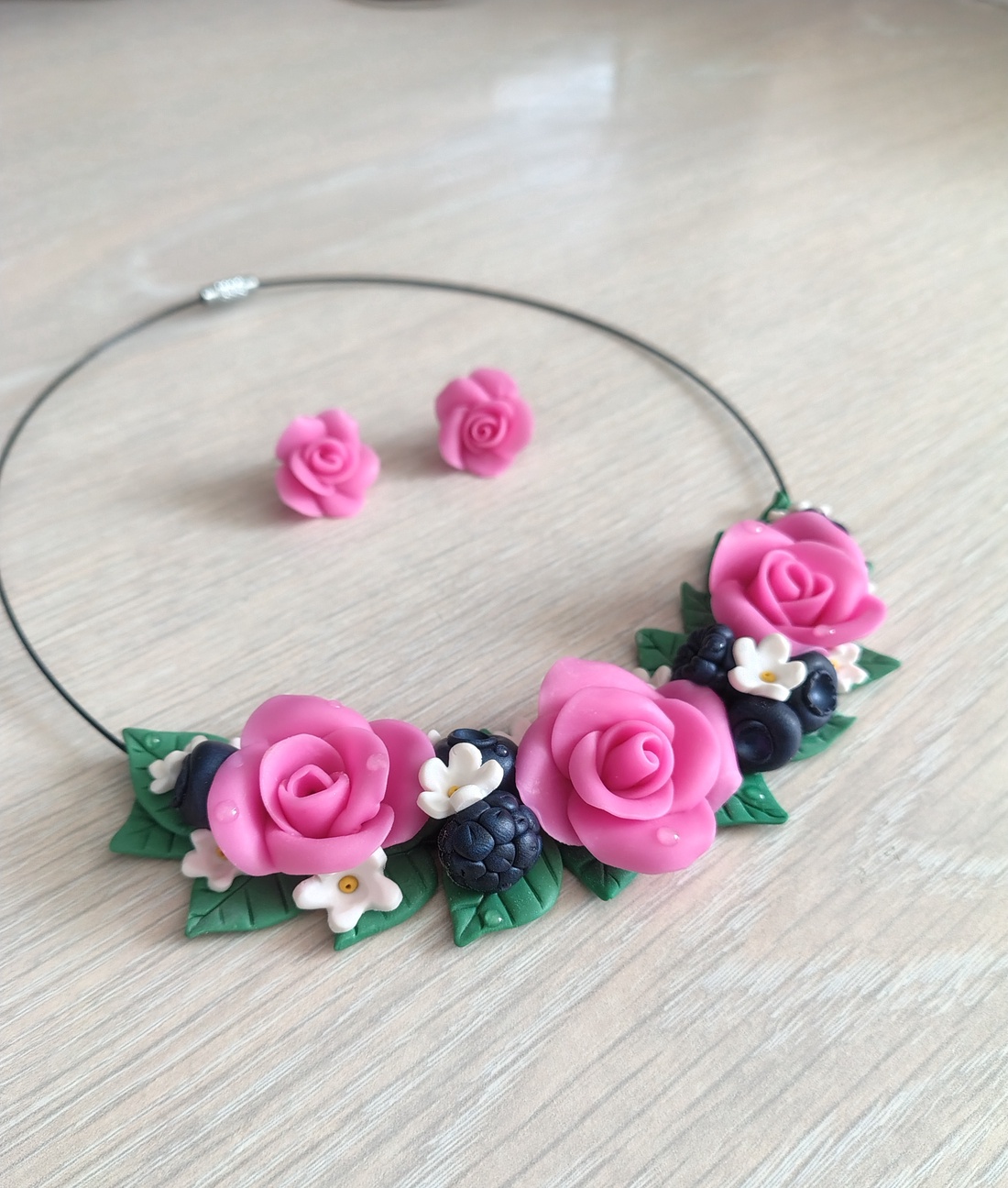 Set bijuterii handmade cu trandafiri roz, afine și mure ,Colier floral pe sârmă + cercei din Fimo - bijuterii - seturi de bijuterii - Artynos.ro