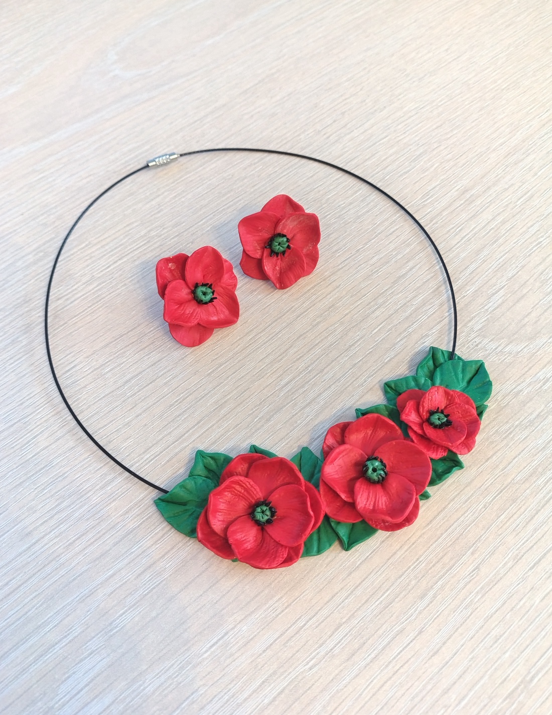 Set bijuterii handmade cu maci roșii,Colier floral pe sârmă și cercei stud din Fimo - bijuterii - seturi de bijuterii - Artynos.ro