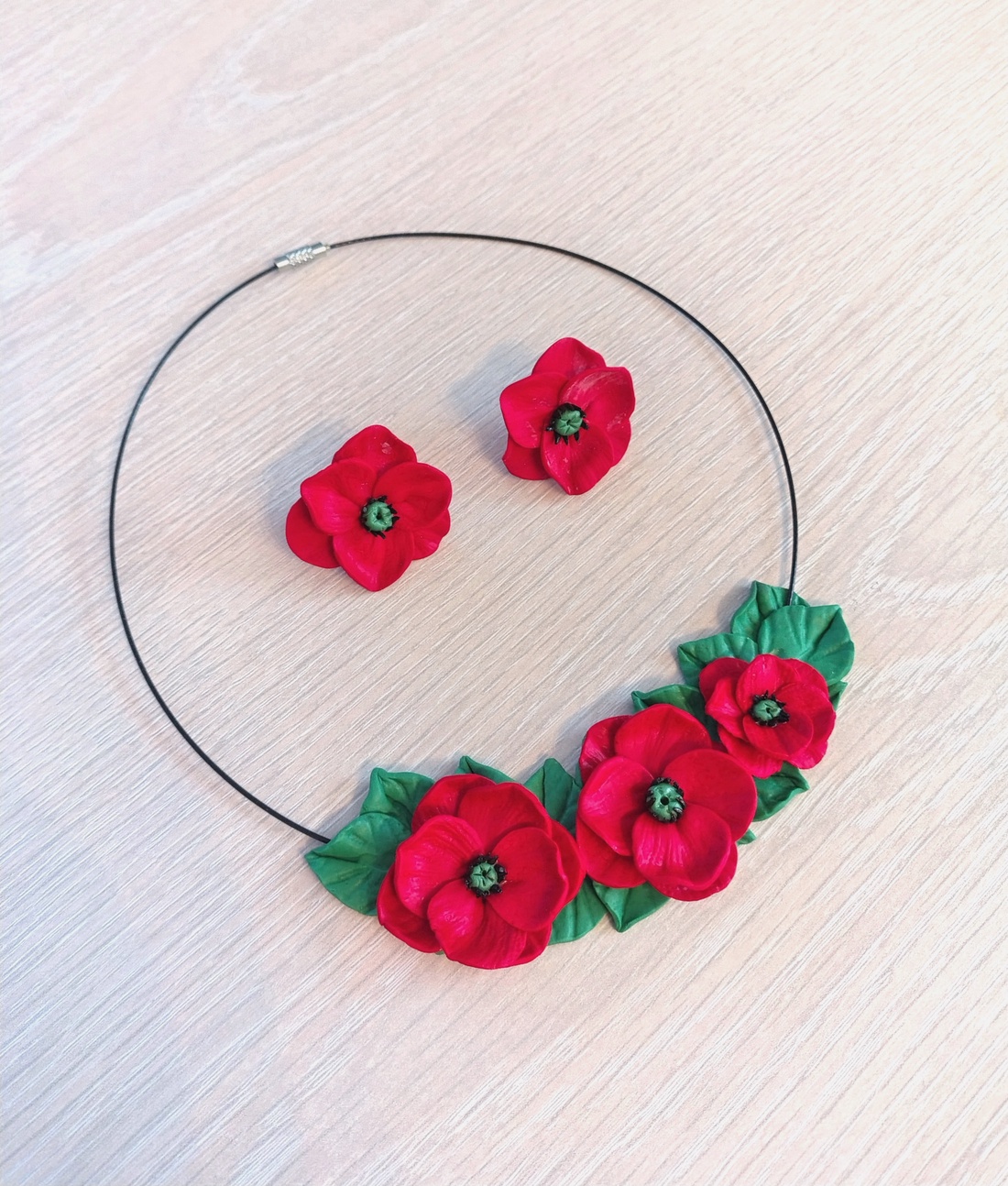 Set bijuterii handmade cu maci roșii,Colier floral pe sârmă și cercei stud din Fimo - bijuterii - seturi de bijuterii - Artynos.ro