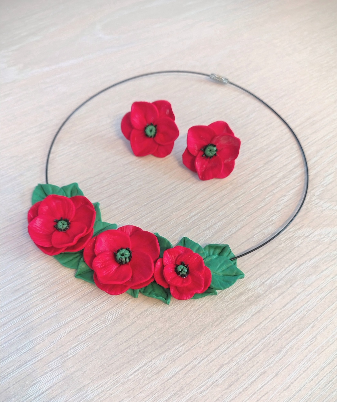 Set bijuterii handmade cu maci roșii,Colier floral pe sârmă și cercei stud din Fimo - bijuterii - seturi de bijuterii - Artynos.ro