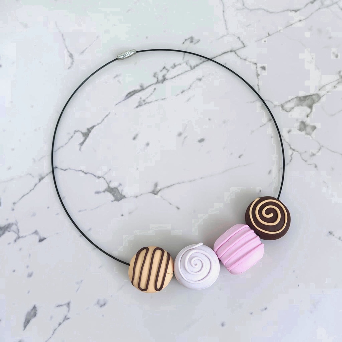 Colier handmade pentru iubitoarele de dulciuri  - bijuterii - coliere - coliere cu pandative - Artynos.ro