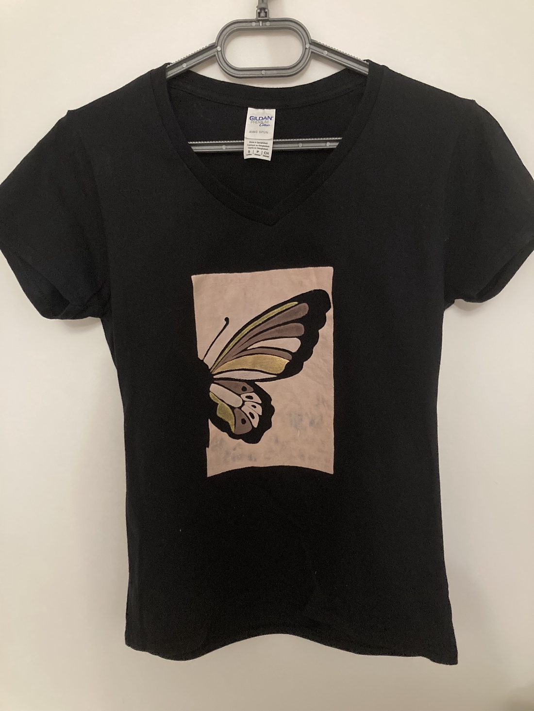 Tricou dama, negru pictat manual, model fluture, marime S, 100% bumbac - îmbrăcăminte și modă - haine damă - tricou și top de damă - Artynos.ro Tricou dama, negru pictat manual, model fluture, marime S, 100% bumbac - îmbrăcăminte și modă - haine damă - tricou și top de damă - Artynos.ro