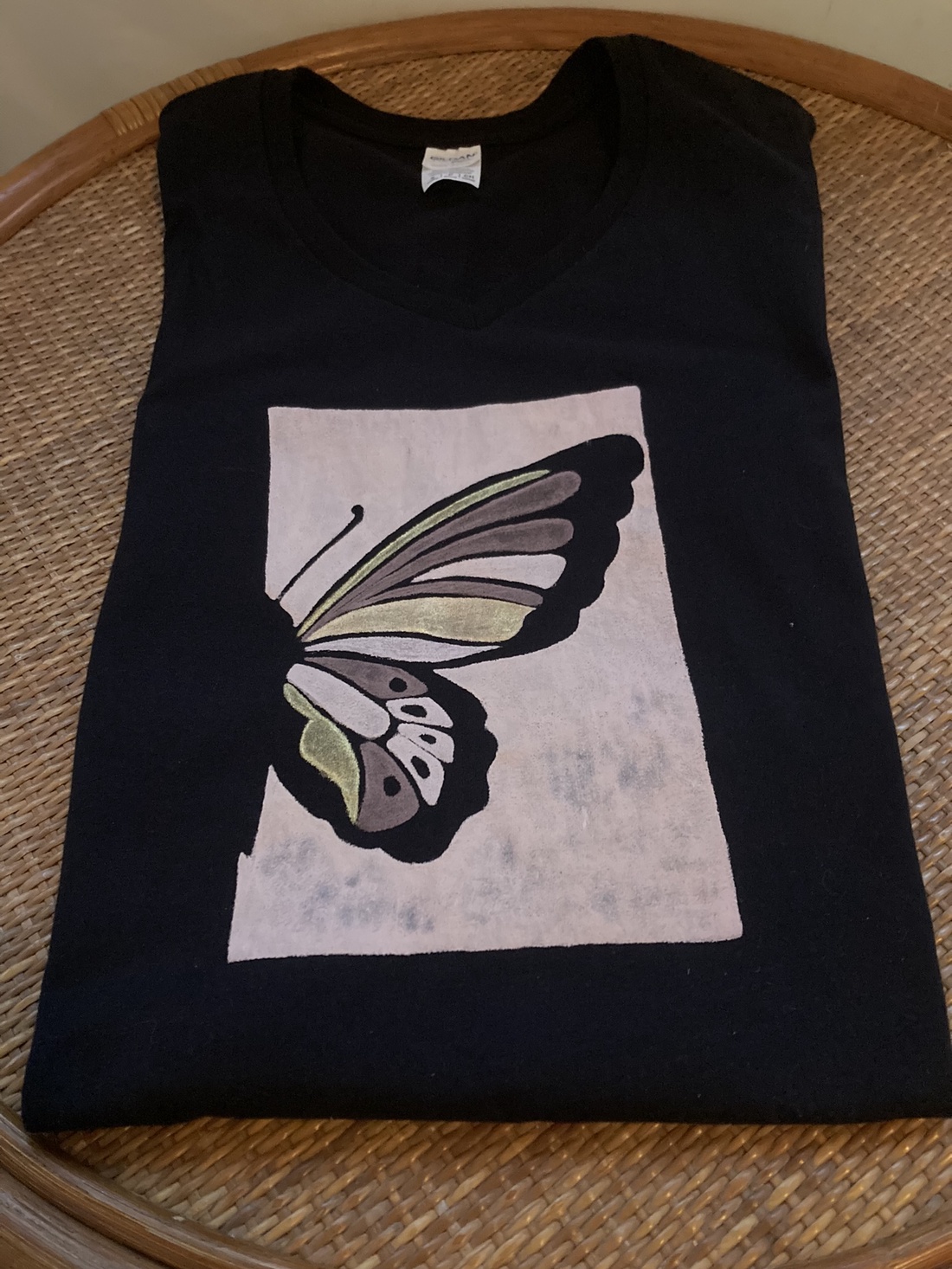 Tricou dama, negru pictat manual, model fluture, marime S, 100% bumbac - îmbrăcăminte și modă - haine damă - tricou și top de damă - Artynos.ro Tricou dama, negru pictat manual, model fluture, marime S, 100% bumbac - îmbrăcăminte și modă - haine damă - tricou și top de damă - Artynos.ro