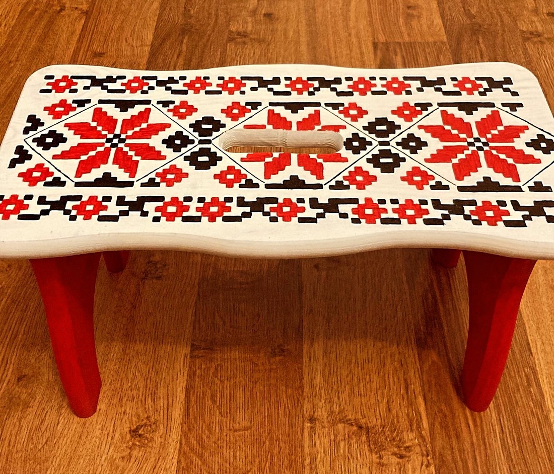 Taburet lemn pictat manual motive traditionale romanesti alb cu negru, 38x19x21 cm - casă & stil de viață - mobilier artizanal - scaune, taburete, fotolii - Artynos.ro Taburet lemn pictat manual motive traditionale romanesti alb cu negru, 38x19x21 cm - casă & stil de viață - mobilier artizanal - scaune, taburete, fotolii - Artynos.ro