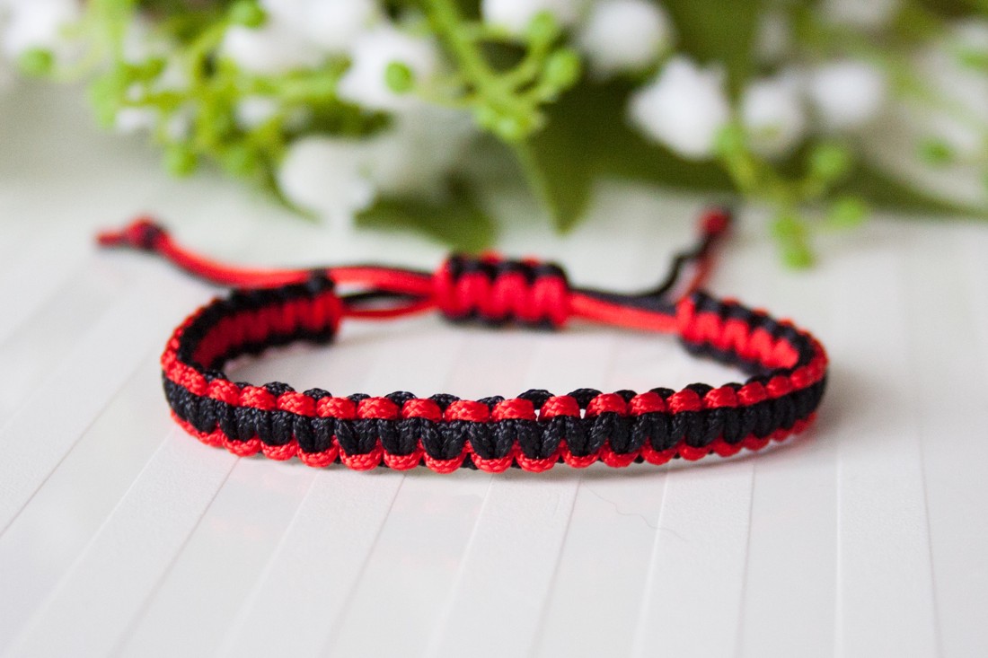 Brățară macramé împletită - Negru/roșu -  - Artynos.ro