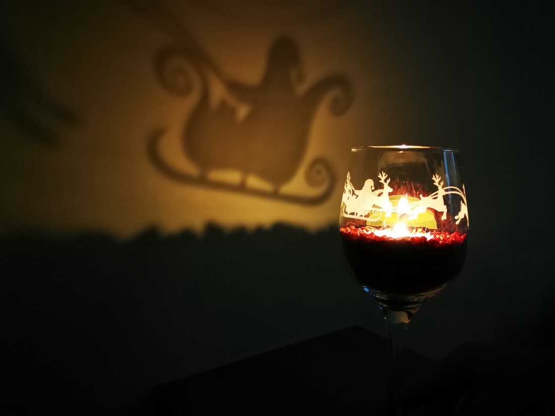 Sticlă gravată pentru Crăciun, chiar și ca decor de masă - - Artynos.ro Sticlă gravată pentru Crăciun, chiar și ca decor de masă - - Artynos.ro