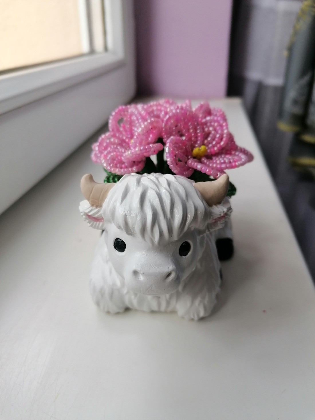 Vacă cu floare de perle - casă & stil de viață - accesorii pentru decorat casa - suport de flori - buchete de flori - Artynos.ro