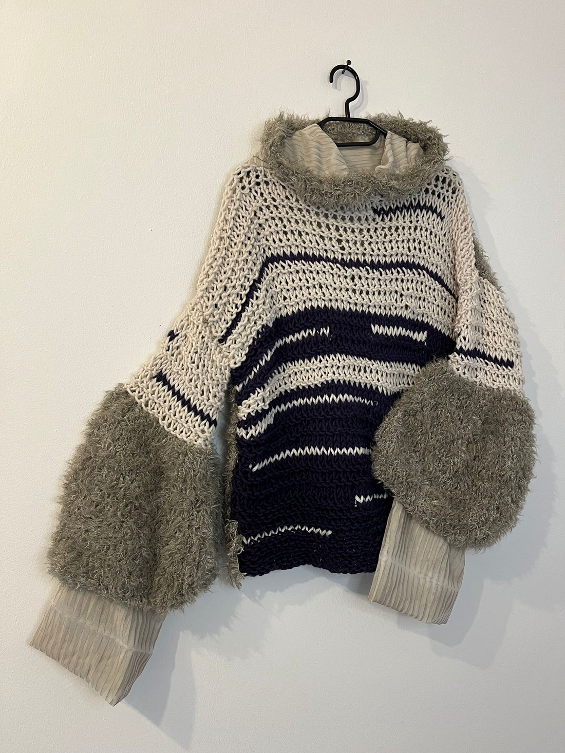 Pulover modern cu glugă, unicat, model deosebit, o combinație de fir gros cu un material pretios. - îmbrăcăminte și modă - haine damă - bluze damă - Artynos.ro