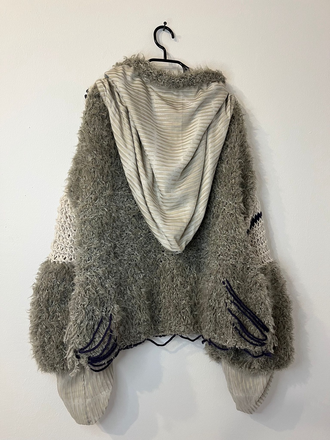 Pulover modern cu glugă, unicat, model deosebit, o combinație de fir gros cu un material pretios. - îmbrăcăminte și modă - haine damă - bluze damă - Artynos.ro