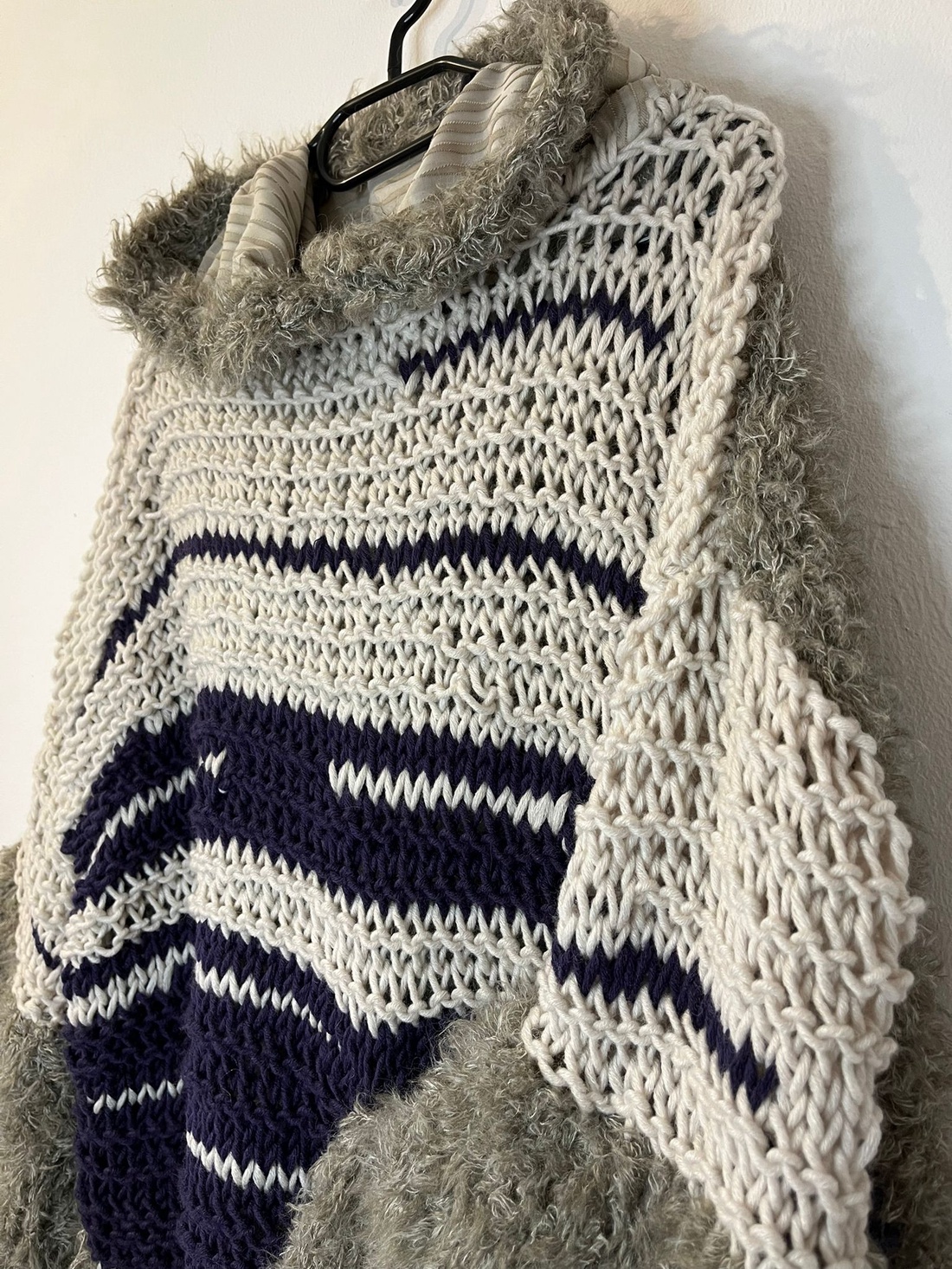 Pulover modern cu glugă, unicat, model deosebit, o combinație de fir gros cu un material pretios. - îmbrăcăminte și modă - haine damă - bluze damă - Artynos.ro