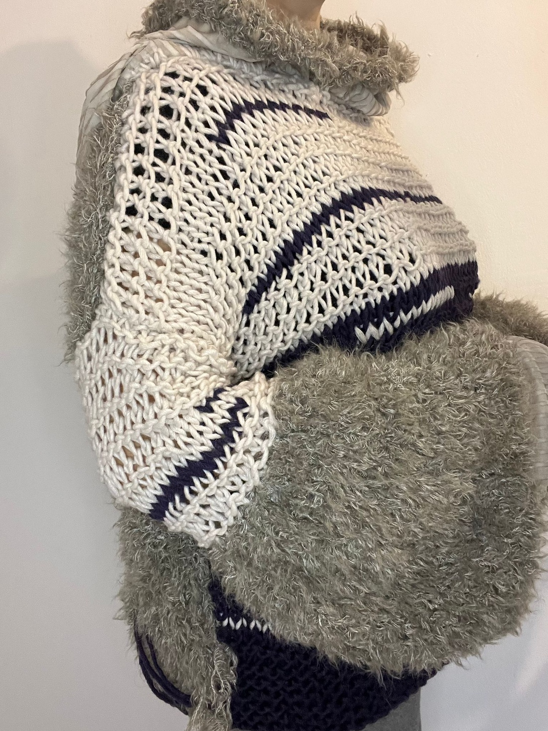 Pulover modern cu glugă, unicat, model deosebit, o combinație de fir gros cu un material pretios. - îmbrăcăminte și modă - haine damă - bluze damă - Artynos.ro