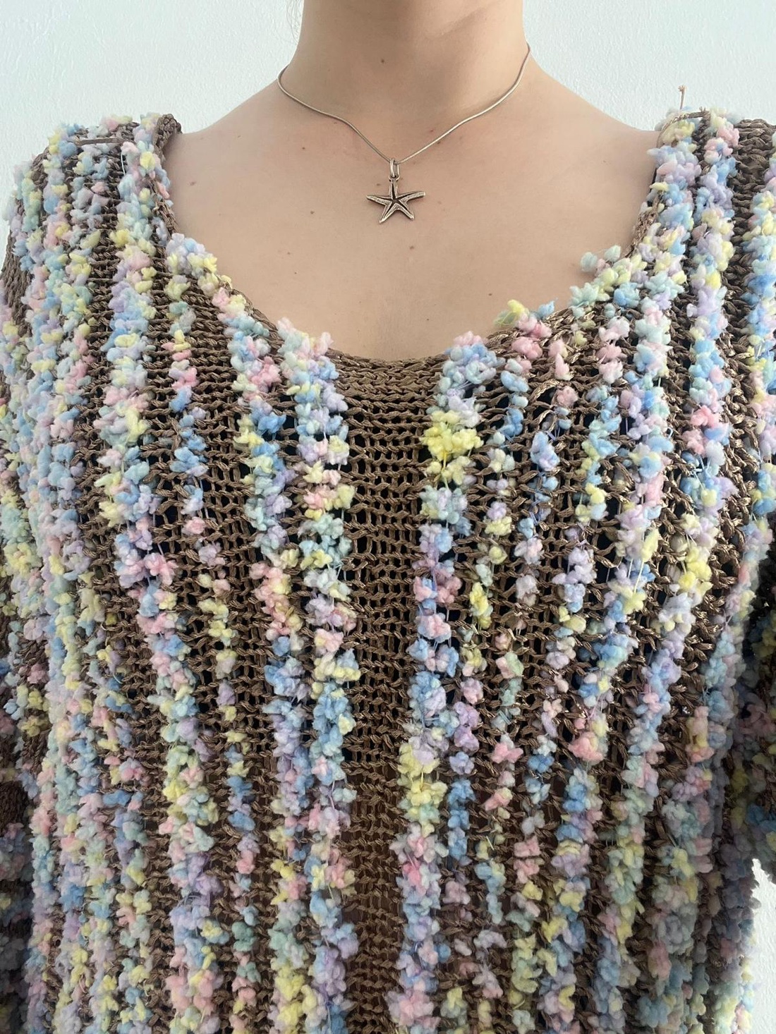 Pulover croșetat din fir în formă de floricele multicolore. - îmbrăcăminte și modă - haine damă - bluze damă - Artynos.ro