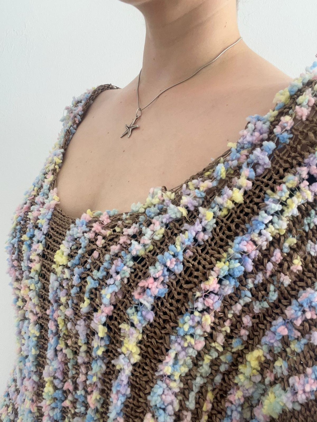 Pulover croșetat din fir în formă de floricele multicolore. - îmbrăcăminte și modă - haine damă - bluze damă - Artynos.ro