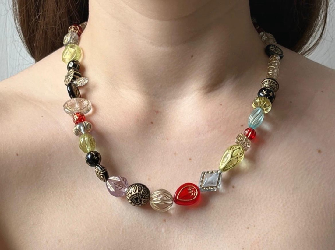 Lanț handmade din mărgele acrilice aurii în stil baroc. - bijuterii - coliere - coliere din mărgele - Artynos.ro