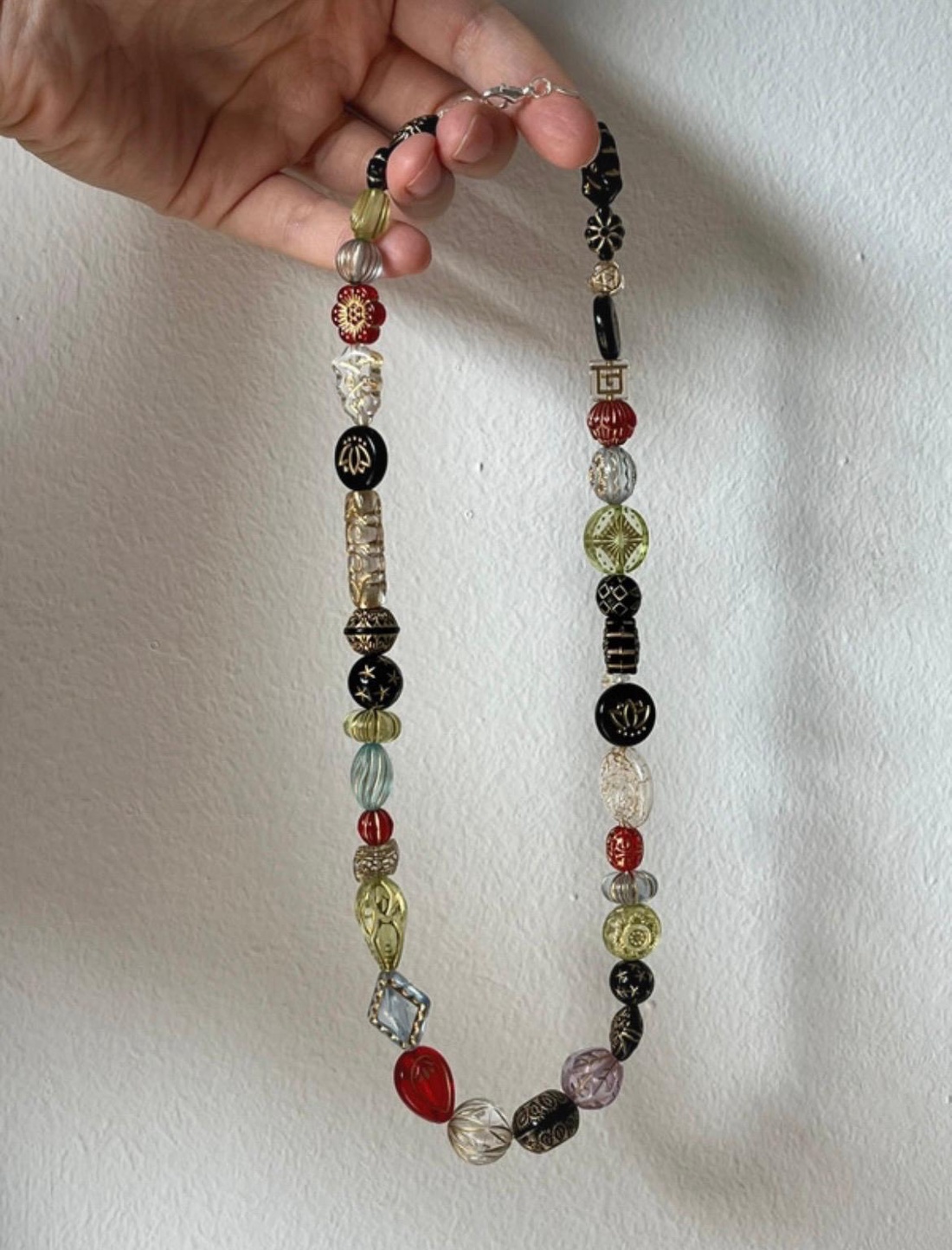 Lanț handmade din mărgele acrilice aurii în stil baroc. - bijuterii - coliere - coliere din mărgele - Artynos.ro