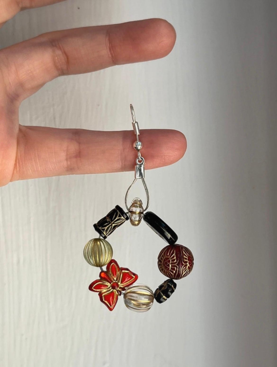 Cercei hoops Rhandmade din mărgele acrilice în relief în stil baroc. - bijuterii - cercei - cercei din mărgele - Artynos.ro