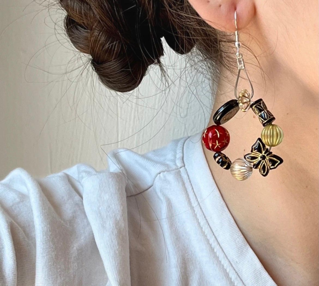 Cercei hoops Rhandmade din mărgele acrilice în relief în stil baroc. - bijuterii - cercei - cercei din mărgele - Artynos.ro