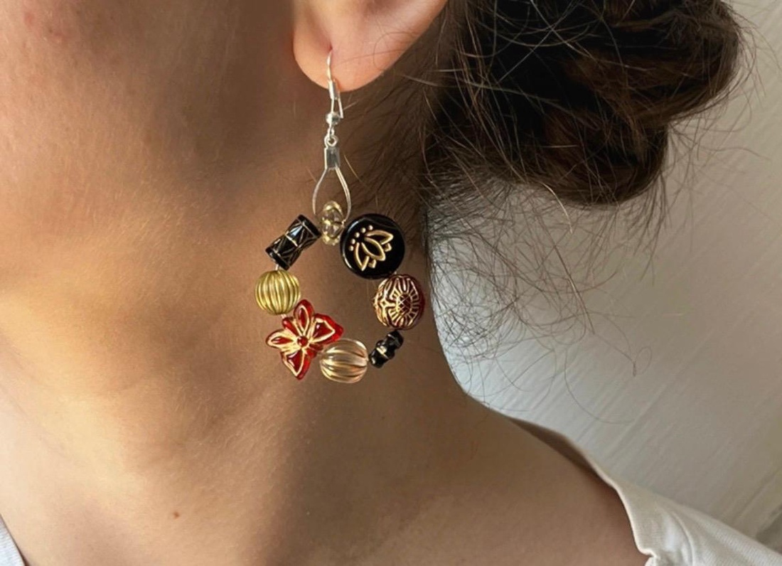 Cercei hoops Rhandmade din mărgele acrilice în relief în stil baroc. - bijuterii - cercei - cercei din mărgele - Artynos.ro