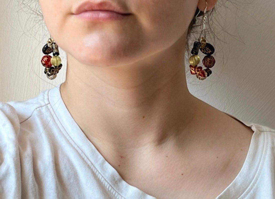 Cercei hoops Rhandmade din mărgele acrilice în relief în stil baroc. - bijuterii - cercei - cercei din mărgele - Artynos.ro