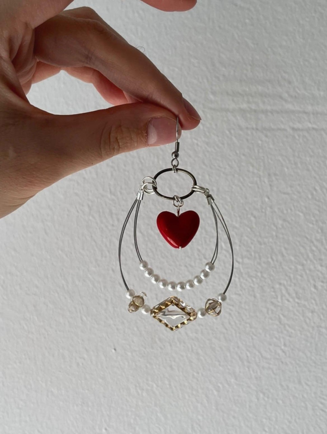 Cercei handmade double-layer cu mărgele tip perlă, mărgele acrilice și inimioare. - bijuterii - cercei - cercei din mărgele - Artynos.ro