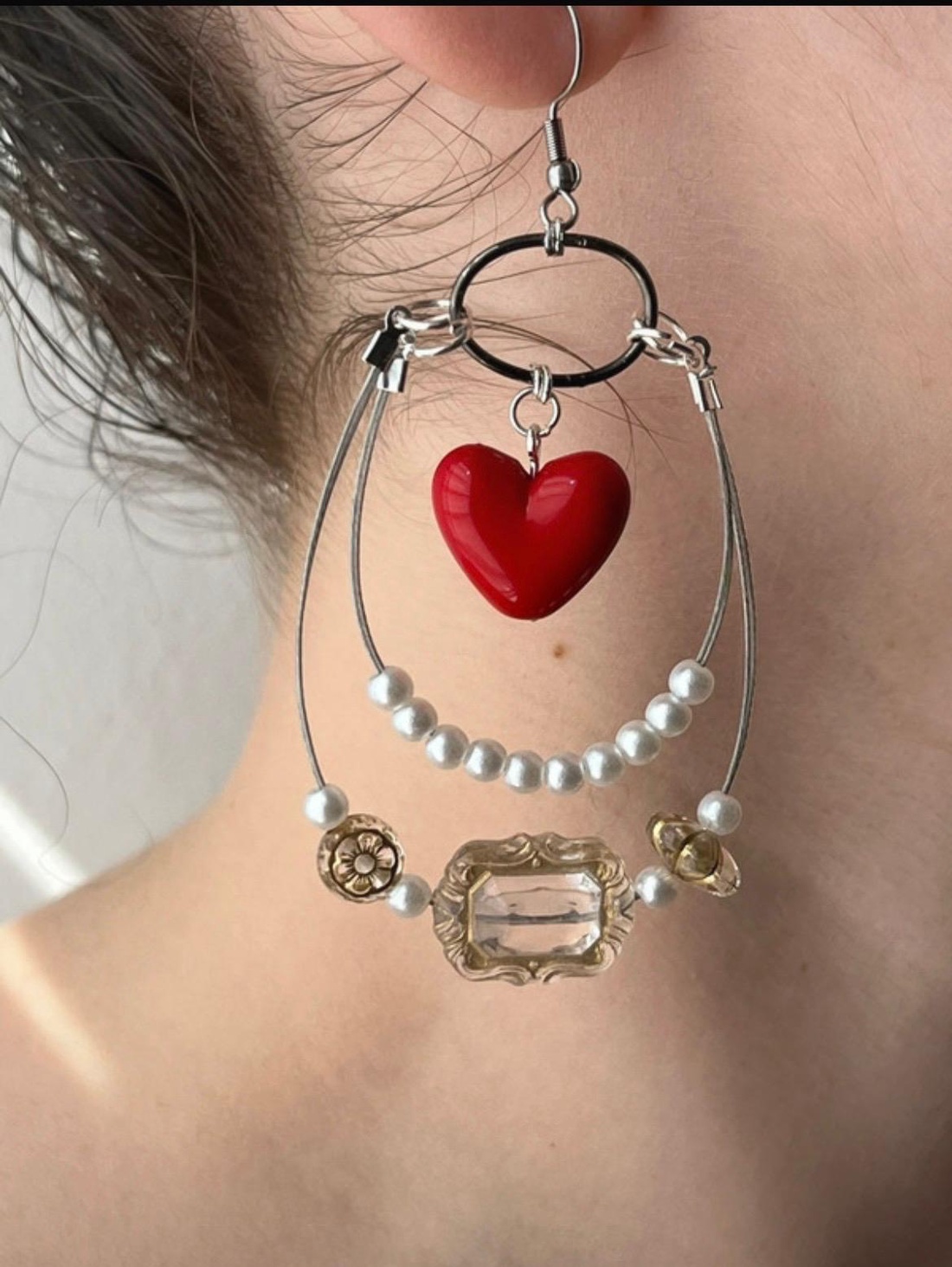 Cercei handmade double-layer cu mărgele tip perlă, mărgele acrilice și inimioare. - bijuterii - cercei - cercei din mărgele - Artynos.ro