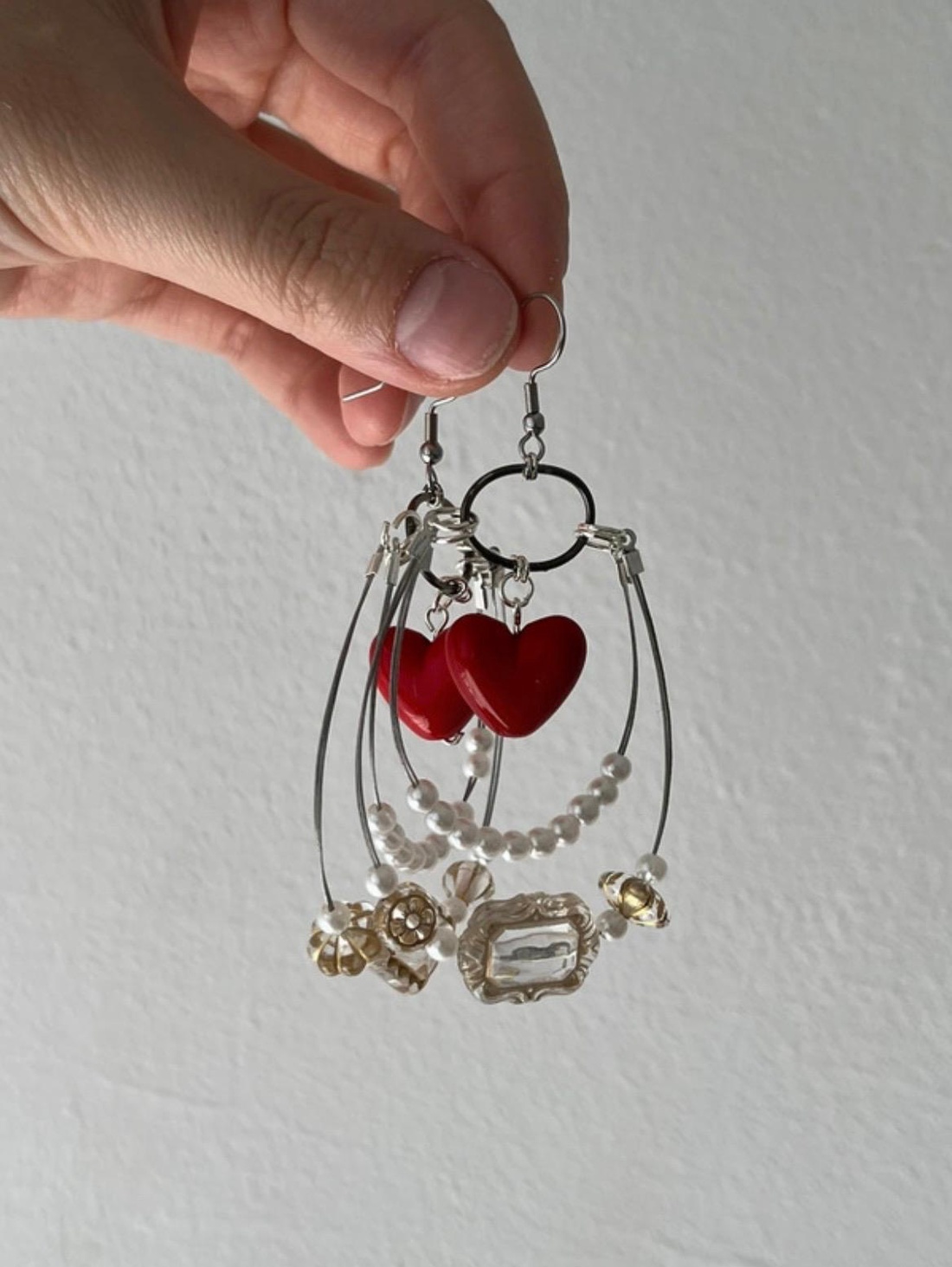 Cercei handmade double-layer cu mărgele tip perlă, mărgele acrilice și inimioare. - bijuterii - cercei - cercei din mărgele - Artynos.ro