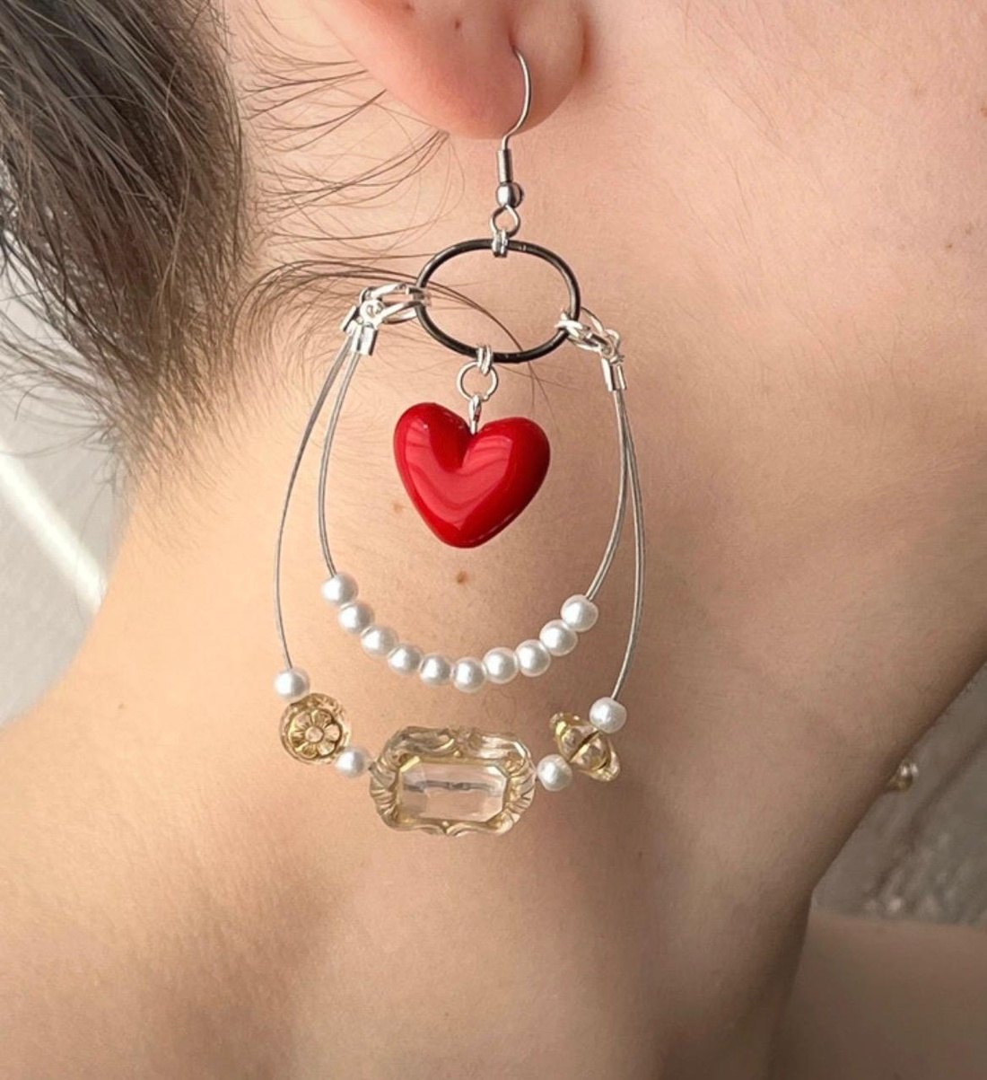 Cercei handmade double-layer cu mărgele tip perlă, mărgele acrilice și inimioare. - bijuterii - cercei - cercei din mărgele - Artynos.ro