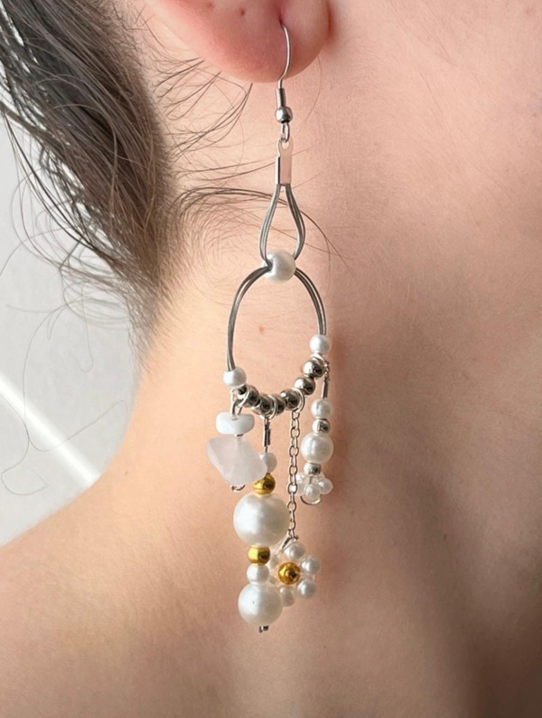 Cercei handmade hoops din mărgele albe tip perlă, floricele și pietre naturale. - bijuterii - cercei - cercei din mărgele - Artynos.ro