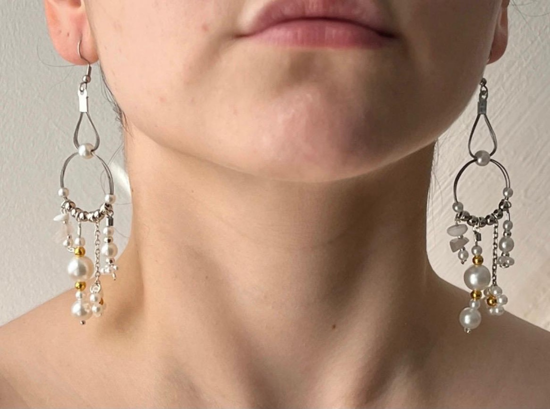 Cercei handmade hoops din mărgele albe tip perlă, floricele și pietre naturale. - bijuterii - cercei - cercei din mărgele - Artynos.ro