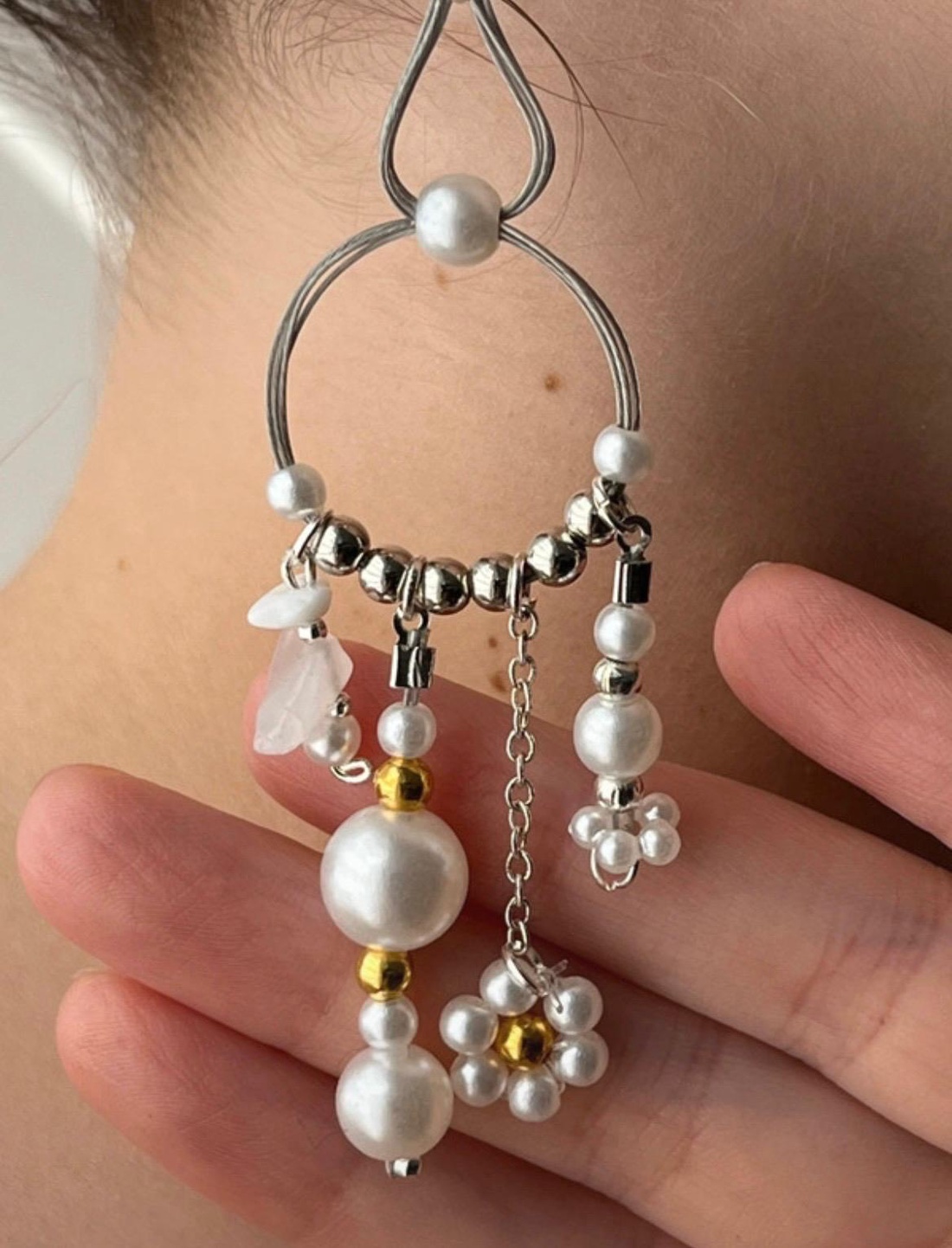 Cercei handmade hoops din mărgele albe tip perlă, floricele și pietre naturale. - bijuterii - cercei - cercei din mărgele - Artynos.ro