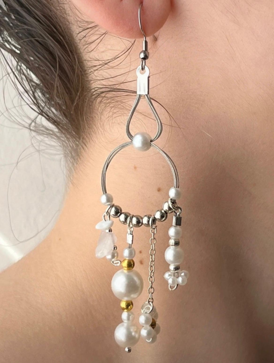 Cercei handmade hoops din mărgele albe tip perlă, floricele și pietre naturale. - bijuterii - cercei - cercei din mărgele - Artynos.ro