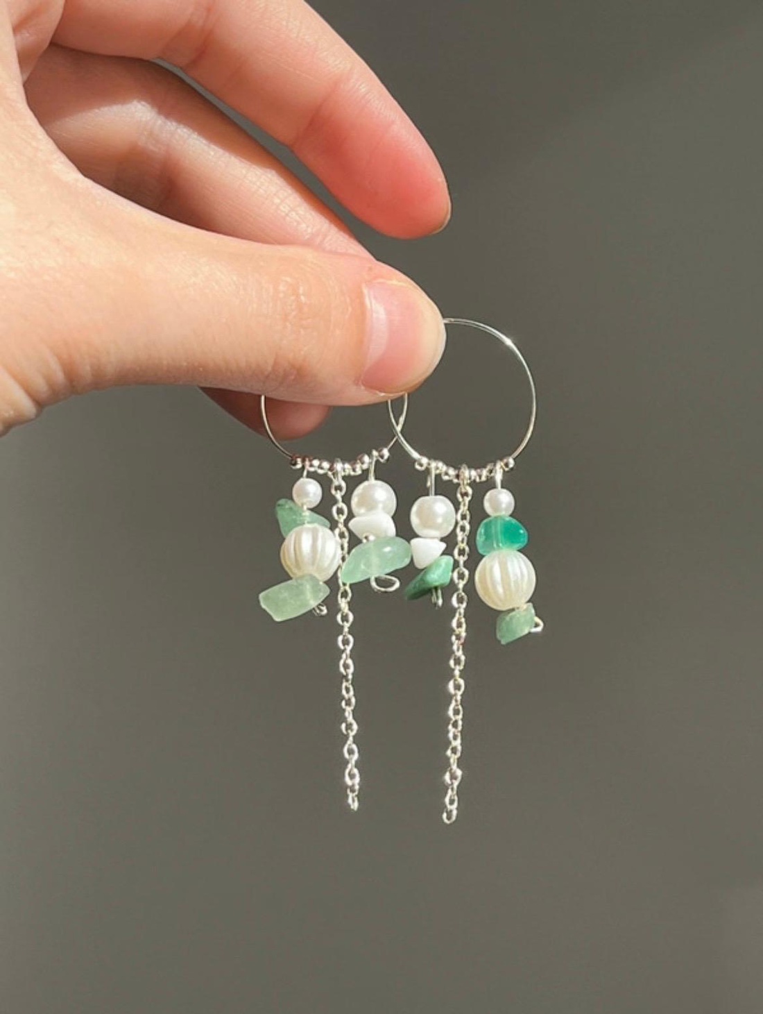 Cercei hoops handmade din mărgele tip perlă și pietricele naturale. - bijuterii - cercei - cercei din mărgele - Artynos.ro