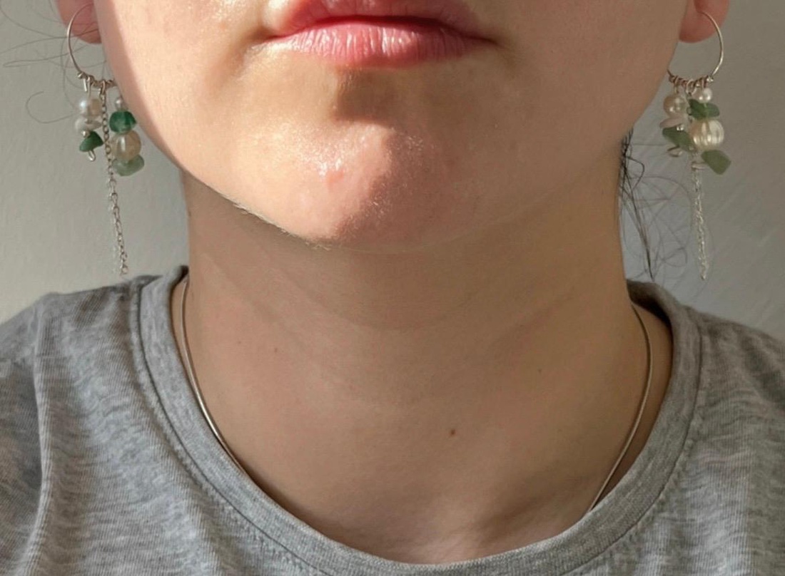 Cercei hoops handmade din mărgele tip perlă și pietricele naturale. - bijuterii - cercei - cercei din mărgele - Artynos.ro