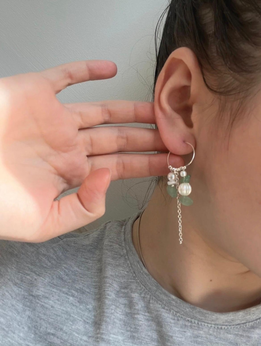 Cercei hoops handmade din mărgele tip perlă și pietricele naturale. - bijuterii - cercei - cercei din mărgele - Artynos.ro