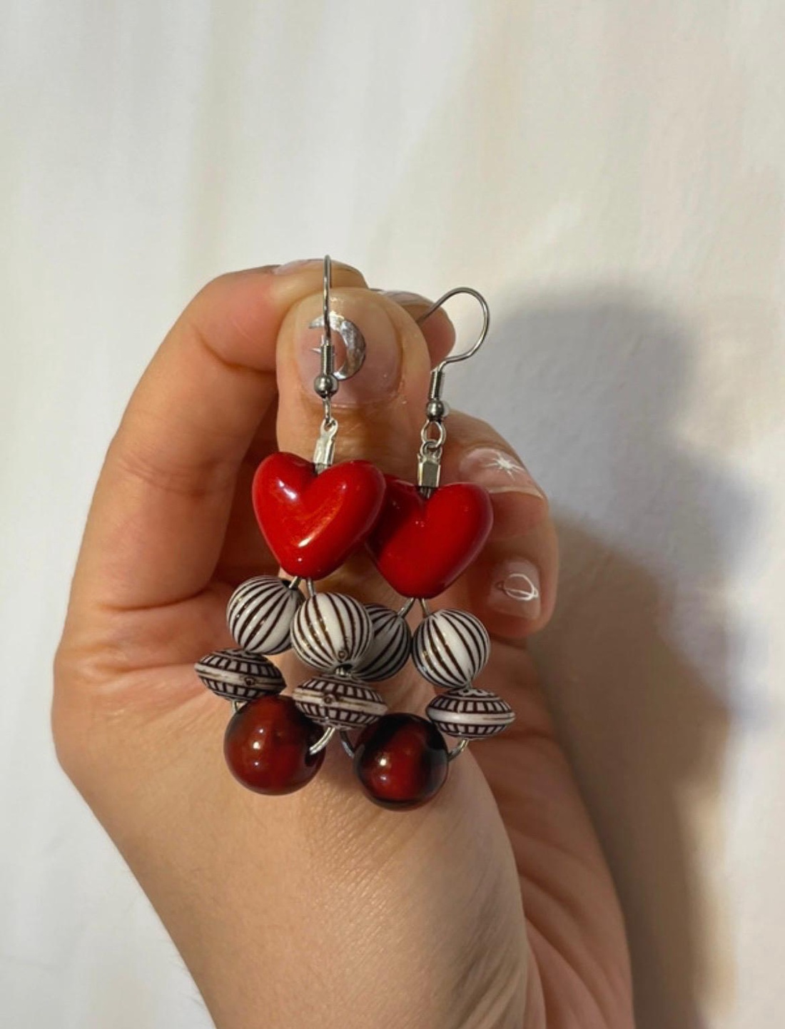 Cercei handmade cu inimi și accente de culoare roșie. - bijuterii - cercei - cercei din mărgele - Artynos.ro