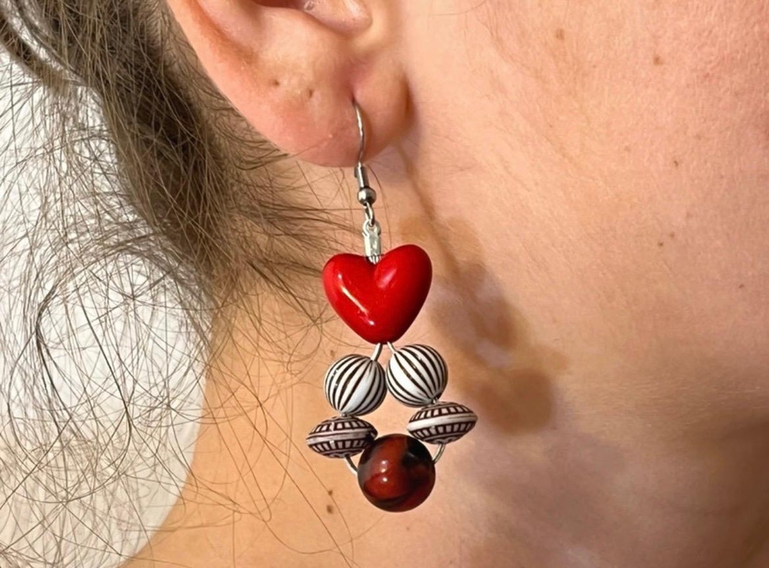 Cercei handmade cu inimi și accente de culoare roșie. - bijuterii - cercei - cercei din mărgele - Artynos.ro