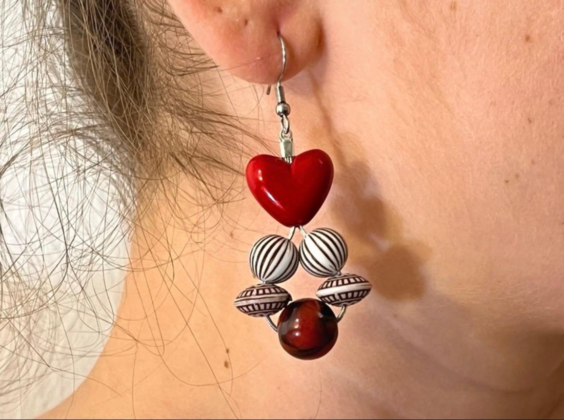 Cercei handmade cu inimi și accente de culoare roșie. - bijuterii - cercei - cercei din mărgele - Artynos.ro