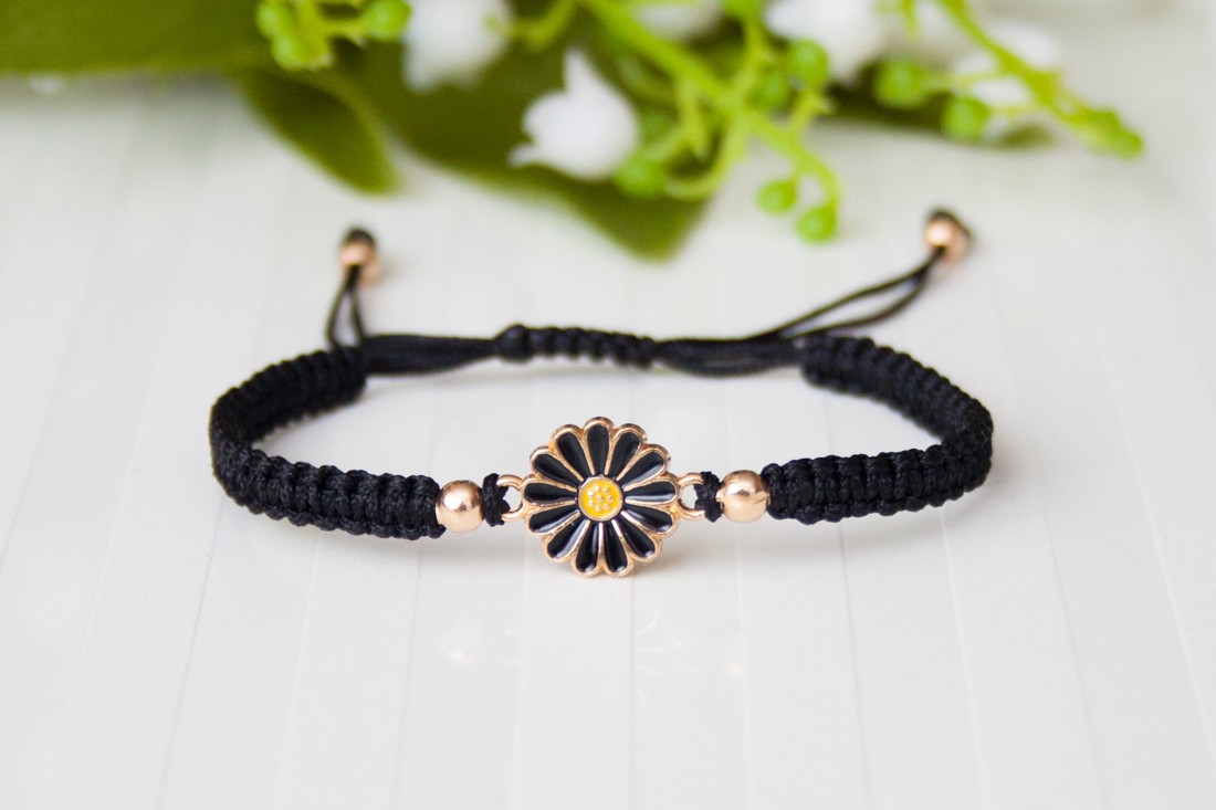 Brățară macramé împletită - Floare neagră - - Artynos.ro Brățară macramé împletită - Floare neagră - - Artynos.ro